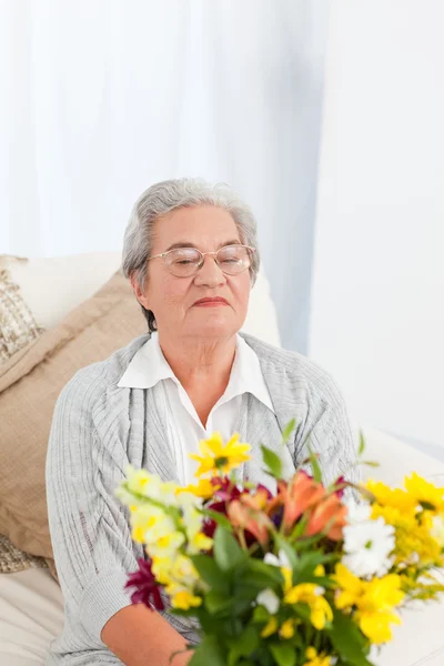 Starší žena s květinami — Stock fotografie