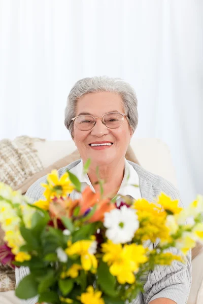 Seniorin mit Blumen — Stockfoto