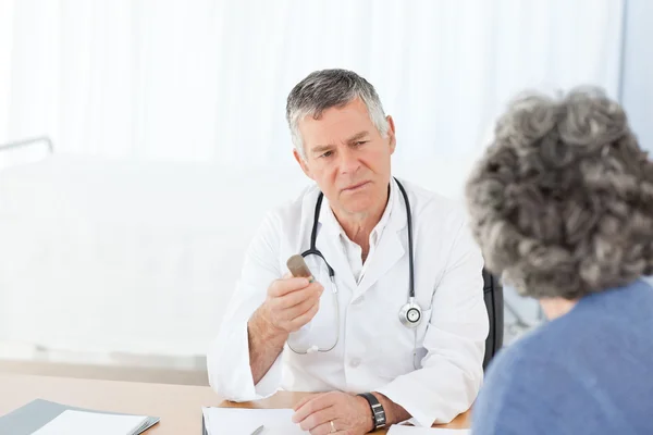 Ένας ανώτερος γιατρός μιλάει με τον ασθενή — Φωτογραφία Αρχείου