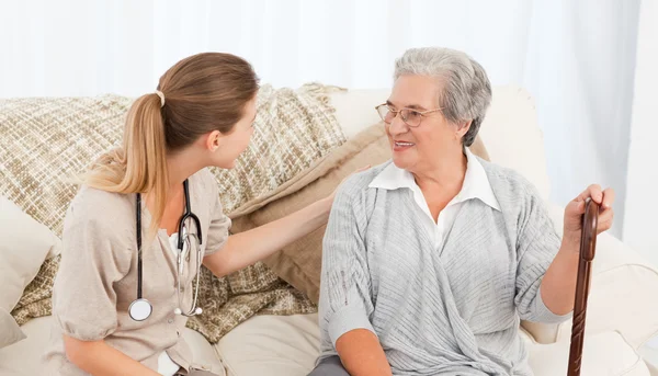 Enfermeira conversando com seu paciente — Fotografia de Stock