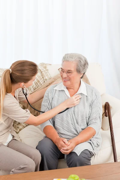 Enfermera tomando el latido de su paciente —  Fotos de Stock