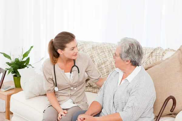 Krankenschwester im Gespräch mit ihrem Patienten — Stockfoto