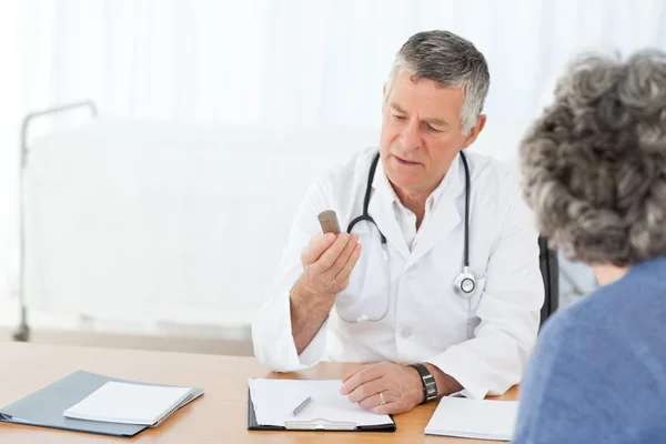 Ένας ανώτερος γιατρός μιλάει με τον ασθενή — Φωτογραφία Αρχείου