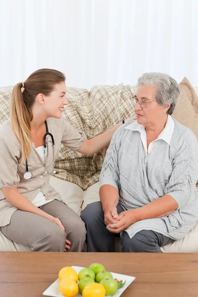 Pielęgniarka rozmawia z jej pacjenta — Zdjęcie stockowe