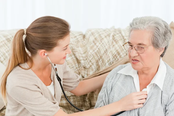 Nurse taking the heartbeat of her patient — Stock Photo, Image