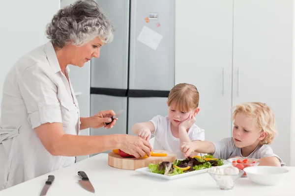 Barn matlagning med deras farmor — Stockfoto