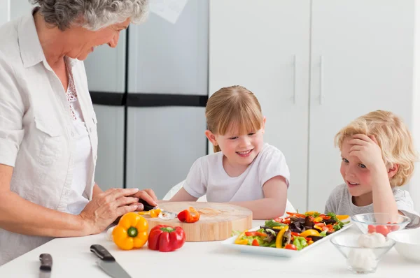Les enfants cuisinent avec leur grand-mère — Photo
