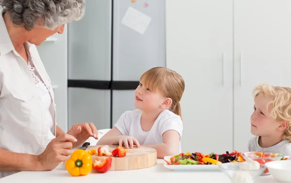 Crianças cozinhar com sua avó — Fotografia de Stock