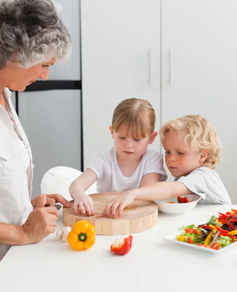 I bambini cucinano con la nonna a casa — Foto Stock