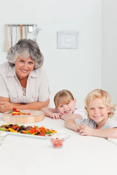 Παιδιά με μαγείρεμα με τη γιαγιά τους στο σπίτι — Φωτογραφία Αρχείου
