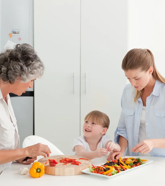 Familie kocht zu Hause gemeinsam in der Küche — Stockfoto