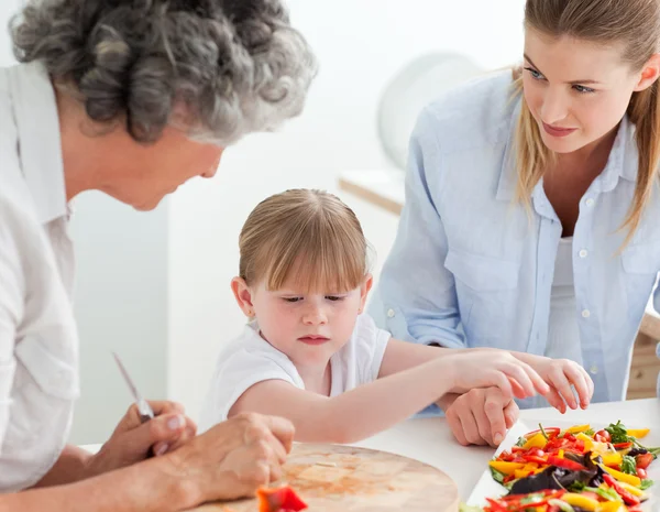 Familjen matlagning tillsammans i köket hemma — Stockfoto
