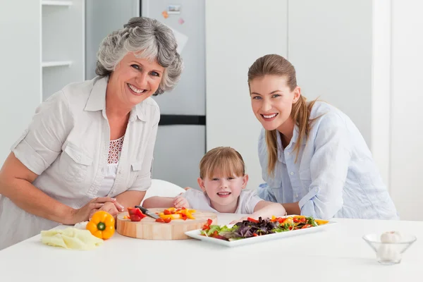 Familie kocht zu Hause gemeinsam in der Küche — Stockfoto