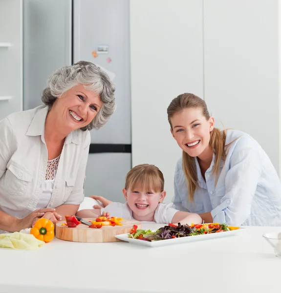 Rodina, společné vaření v kuchyni doma — Stock fotografie