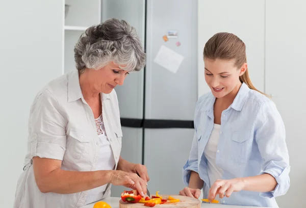 Женщина готовит со своей матерью дома — стоковое фото