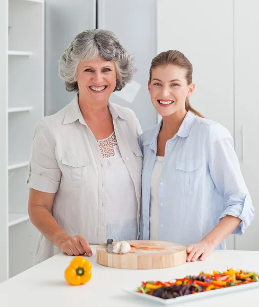 Žena vaření s matkou doma — Stock fotografie