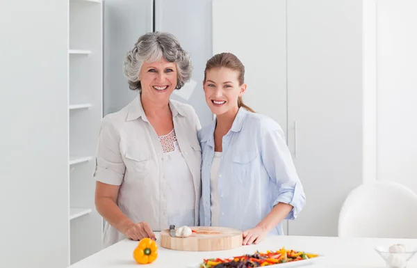 Kadın evde annesi ile pişirme — Stok fotoğraf