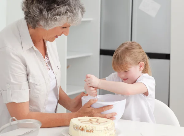 Lány a nagyanyja otthon sütés — Stock Fotó