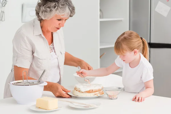 Büyükannesi ile birlikte evde pişirme kız — Stok fotoğraf