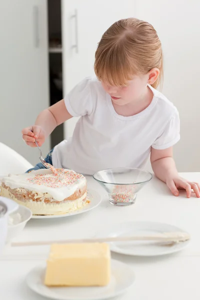 Imádnivaló lány az ő konyhában sütés — Stock Fotó