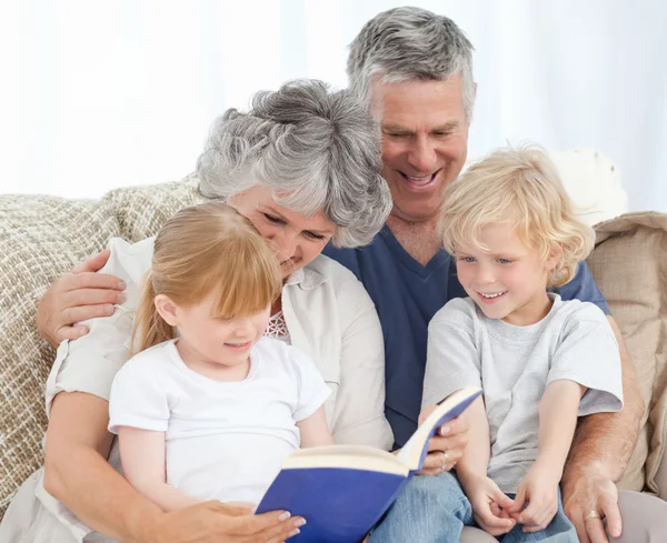 Family looking at a photo album — Stock Photo, Image