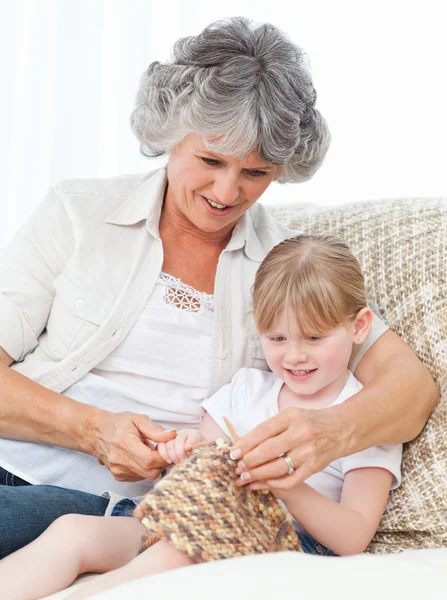 Babcia pomaga jej dziewczynki na drutach — Zdjęcie stockowe