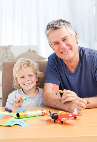 Kleine jongen tekenen met zijn grootvader — Stockfoto