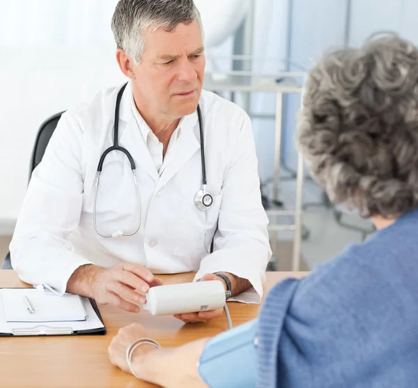 A senior doctor with his patient — Stock Photo, Image
