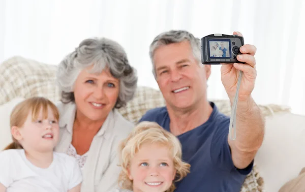 Familie nemen van een foto van zichzelf — Stockfoto