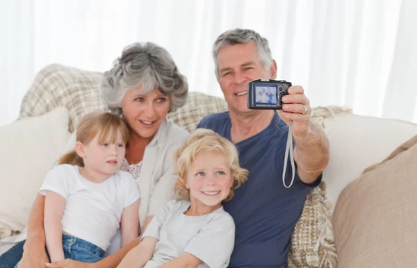 Familie macht ein Foto von sich — Stockfoto