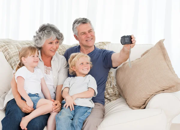Familjen ta ett foto av sig själva — Stockfoto