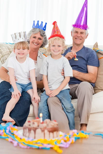 Щаслива сім'я дивиться на камеру в день народження — стокове фото