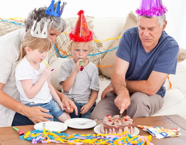 Rodina společně jíst narozeninový dort — Stock fotografie