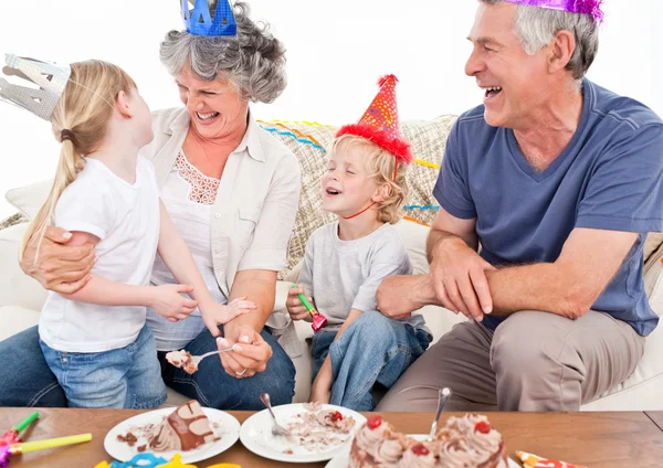 Gelukkige familie op een verjaardag — Stockfoto