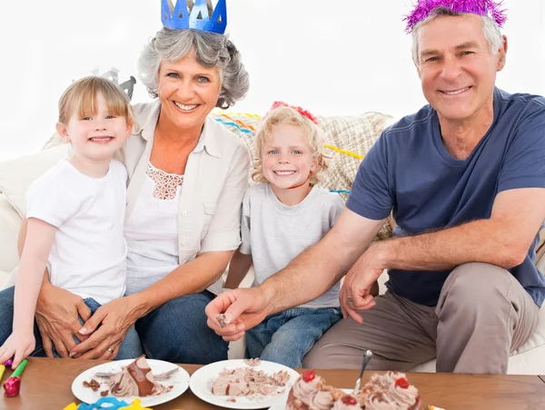 Nézi a kamera egy születésnapi boldog család — Stock Fotó