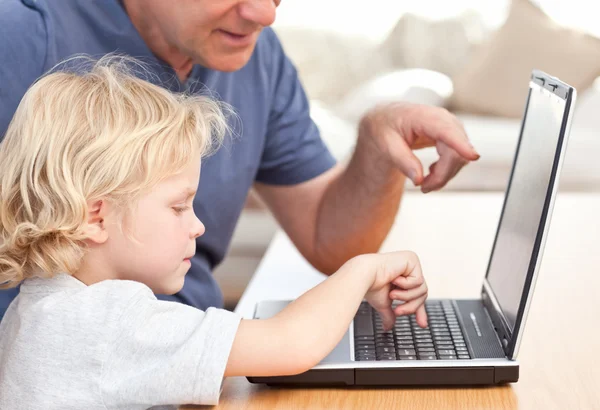 Charmant garçon et son grand-père regardant leur ordinateur portable — Photo