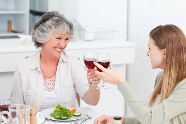 Vrouw drinken met haar moeder — Stockfoto