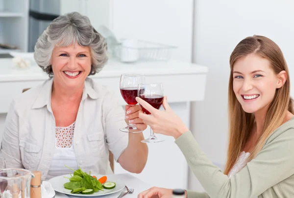 Vrouw drinken met haar moeder — Stockfoto
