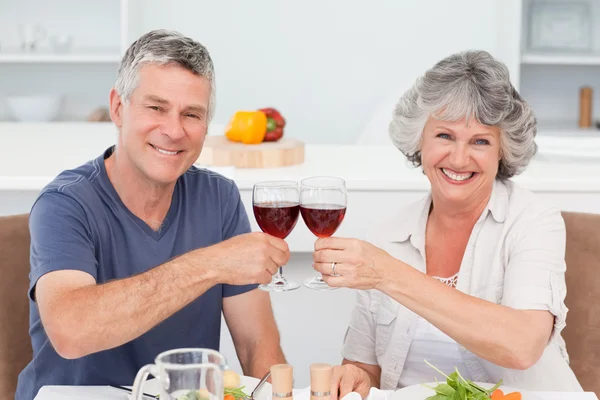 Pareja mayor bebiendo vino en casa —  Fotos de Stock