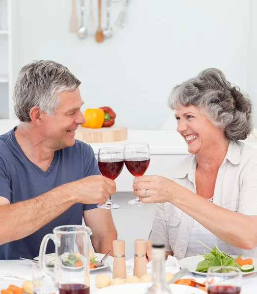 Couple de personnes âgées buvant du vin à la maison — Photo
