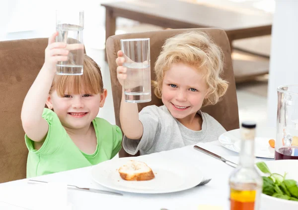 子供が彼らの飲み物とトースト — ストック写真