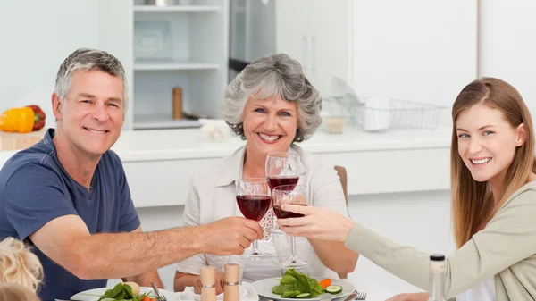 Aile birlikte şarap içme — Stok fotoğraf