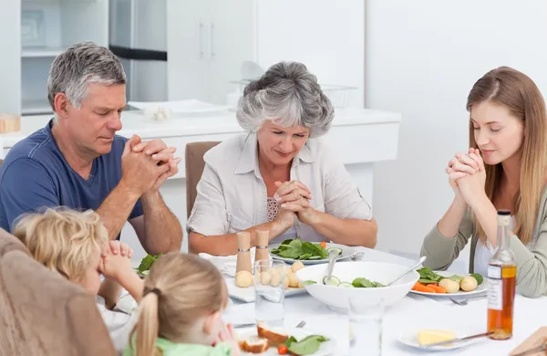 Family praying at the table — Stock Photo, Image