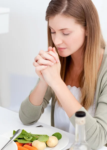 Kadını masada dua — Stok fotoğraf