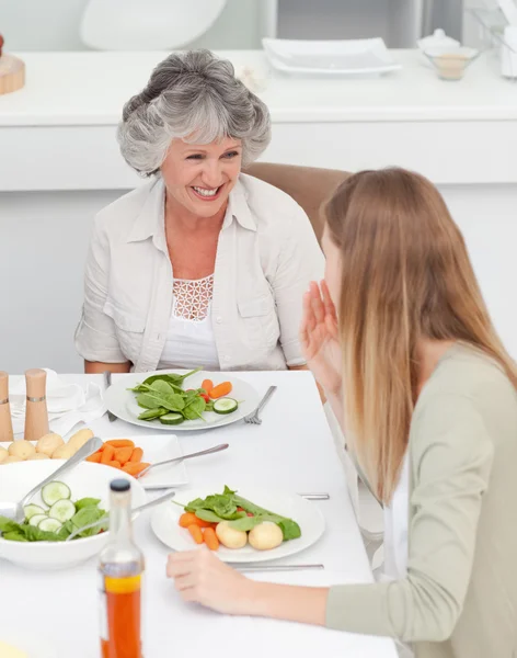 Kvinnan pratar med sin mamma vid bordet — Stockfoto