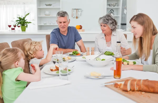 Pretty family at the table together — Stock Photo, Image