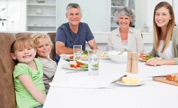 Pretty family looking at the camera — Stock Photo, Image