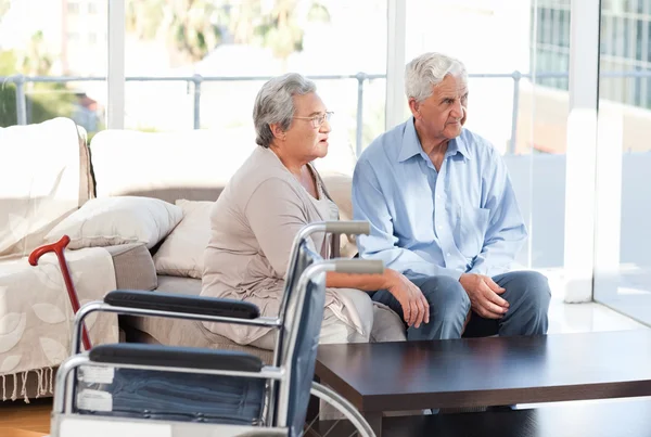 Preciosa pareja jubilada hablando en el sofá —  Fotos de Stock