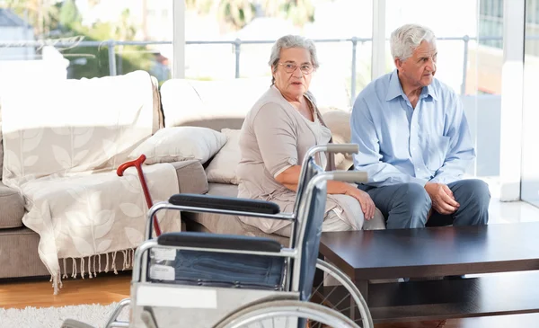 Krásný důchodci pár mluví na pohovce — Stock fotografie