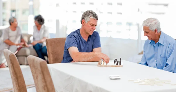 Senioři hrají šachy — Stock fotografie